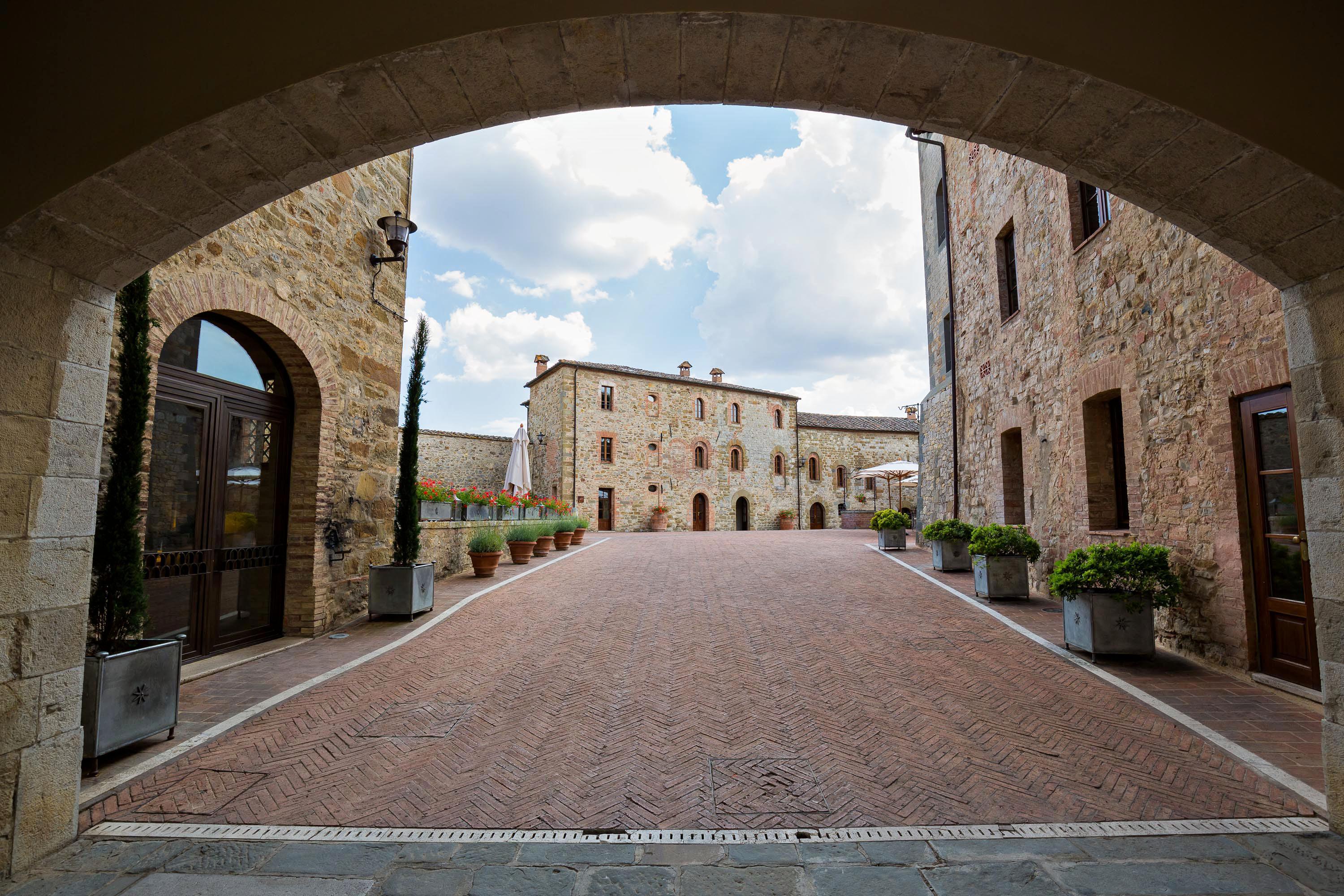 Castel Monastero - The Leading Hotels Of The World Castelnuovo Berardenga Exteriör bild